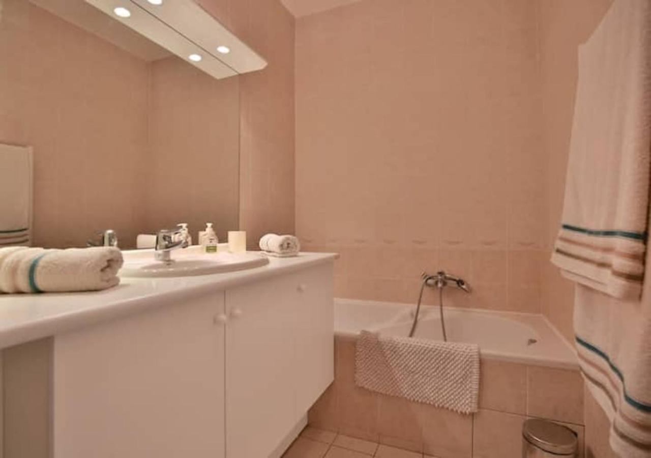 Charming Two-Bedroom Apartment With Balcony And Garage By The Marina アンティーブ エクステリア 写真